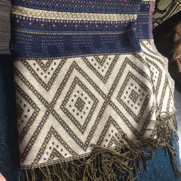 Reversible Cape with diamond pattern fringe - Picture 9 of 11